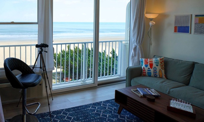 Northeast Virginia Beach Condo | Boardwalk Oceanfront Condo | Pool + Dining