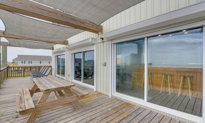 Freeport Cottage | Boardwalk to Beach: Ocean-view Surfside Home!