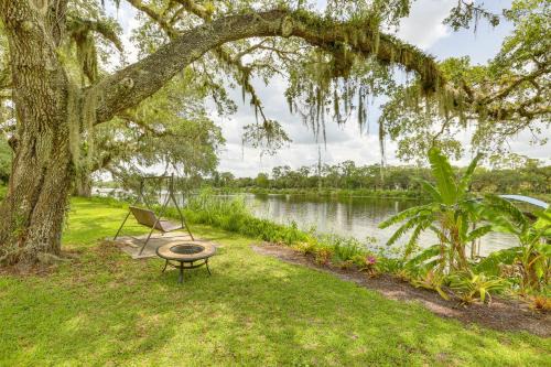 LaBelle House | Boat Lift and Private Dock Riverfront LaBelle Gem
