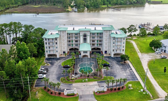 Gulf Shores Condo | BOAT SLIP! Stay Monthly Oyster Bay Retreat for 6! Waterfront Condo w/ Resort Ame