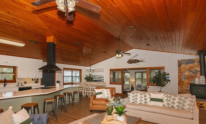Elberta House | Boaters dream, Private Pier-space for 2 boats & free parking, Pet friendly