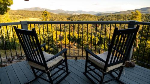 Red River House | Bobcat Peak - Luxury Mountain Home - Hot Tub - Secluded - WiFi - Washer - Dryer - Amazing Views