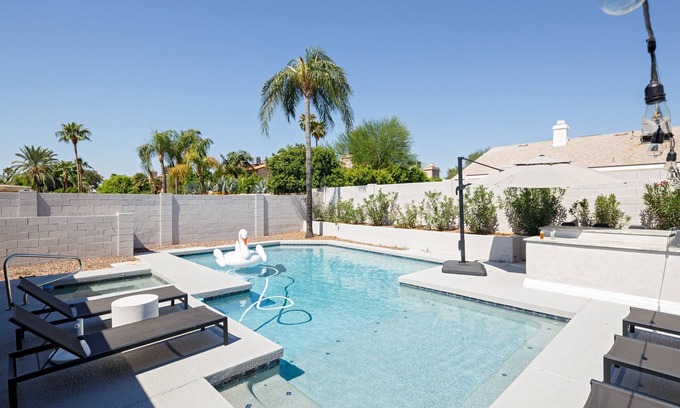 Continental Foothills Cottage | Bohemian Resort- Pool Heat Available - Golf & Games!