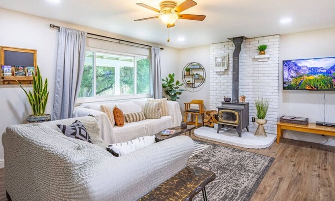 Oakhurst Cottage | Boho Chic style 3-Bedroom cottage near Yosemite, with Firepit/BBQ Grill