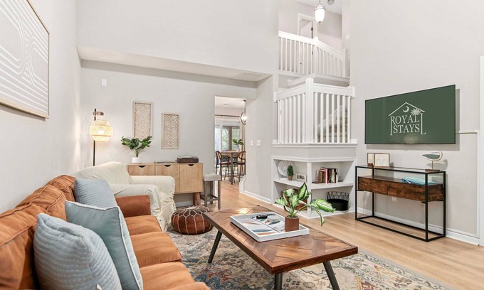 Charleston House | Boho SoCo- 8 mins to Credit One, 20 mins to DTWN