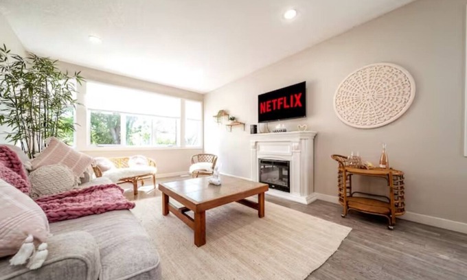 North Central Edmonton House | BoHo Vibes - Patio & BBQ - King Bed - Garage Parkingn
