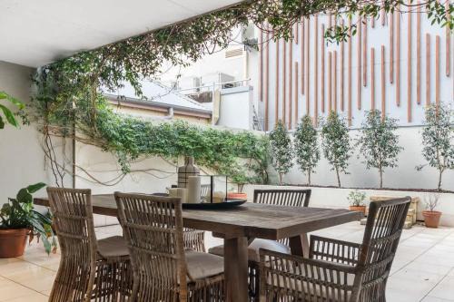 Newcastle Apartment | Bolton - Spacious Apartment with a Beautiful Courtyard