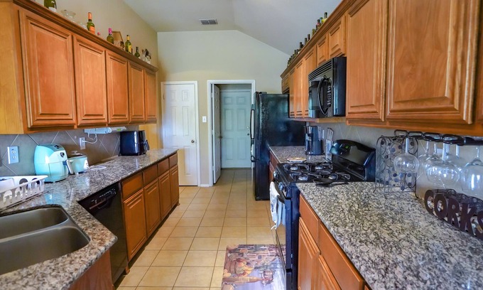 San Antonio House | Bonnie's Far West SA Home for 10 with EV Charger