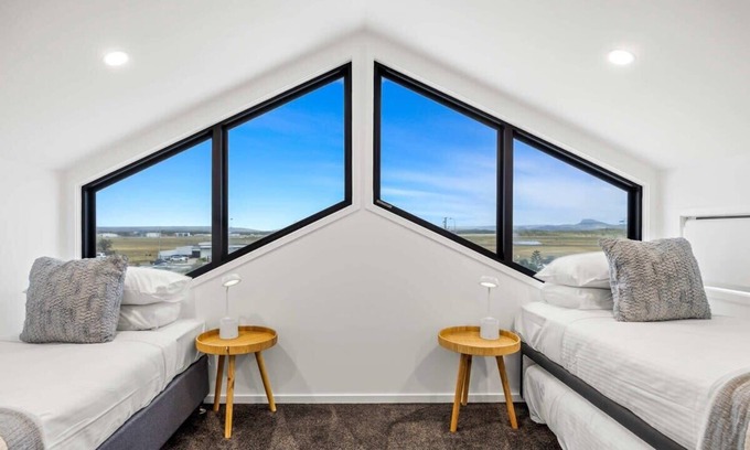 Marcoola House | 'Bonnyview' Elegant 4-Bed Home By the Beach