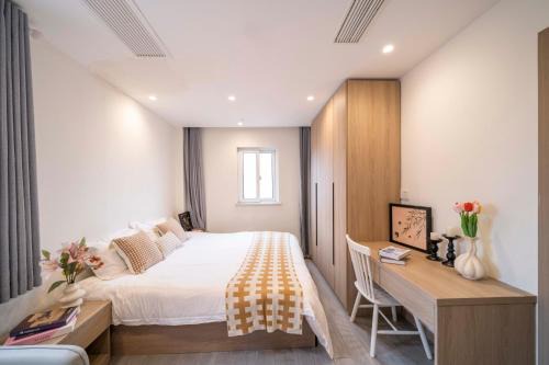 Hong Kou Apartment | Book and Bed - Quyang Apartment