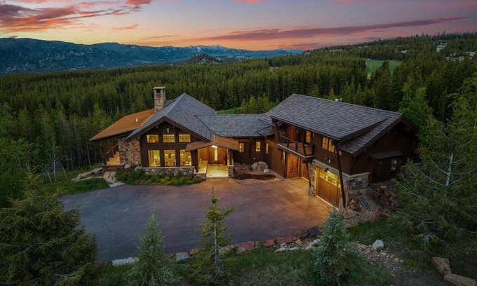 Spanish Peaks House | Book Now for Winter! Ski-In, Ski Out Chalet with Hot Tub, Fireplace, and Ping Pong Table!