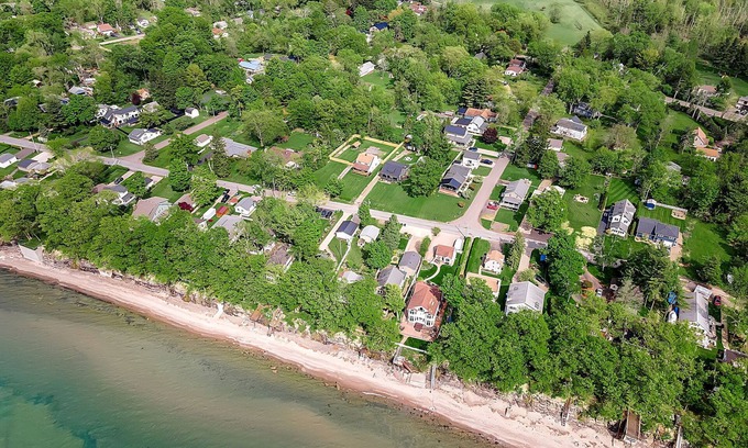Lake Erie Beach House | ~Booking Year-Round~ 3BR 2BATH Fully-Remodeled Lakeside Home