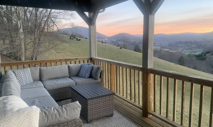 Boone Cabin | BOONE, NC -Large Cozy Cabin with Beautiful Views! *5 min drive to downtown