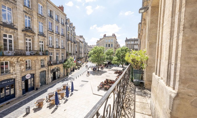 Saint-Michel Apartment | Bordeaux historic center balcony and parking 20€/d