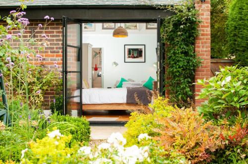 Chichester House | Bosham - private and self-contained double garden room