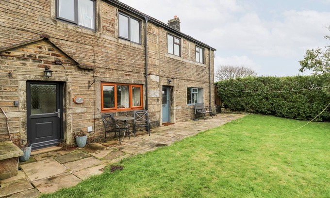 Cartworth Cottage | BOSHAW COTTAGE, pet friendly, with open fire in Hade Edge, Yorkshire