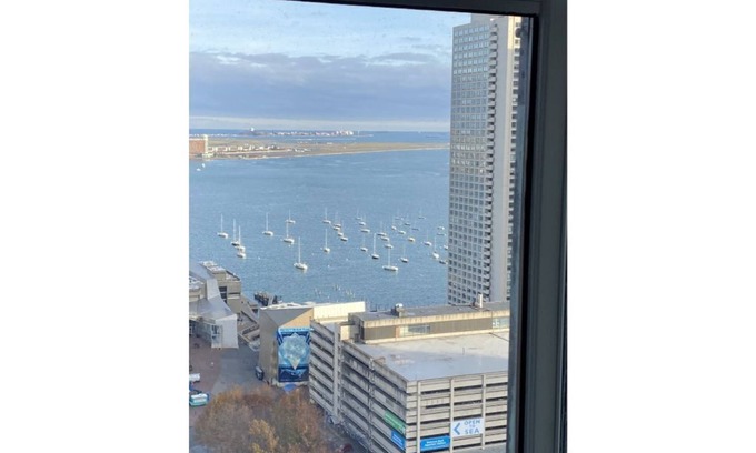 North End Villa | Boston marathon deluxe one bedroom suite in Custom House