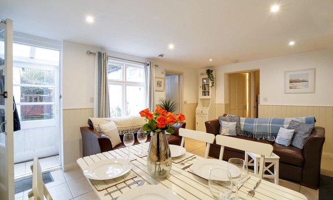 Port Gaverne Apartment | Bosuns Locker - A perfect holiday home in Port Isaac, sleeps 4+dogs