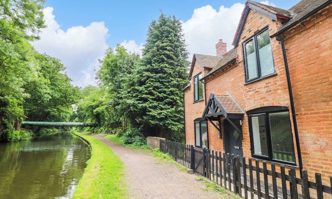 Wolverhampton Cottage | BOTTERHAM HOUSE, pet friendly, with a garden in Wombourne