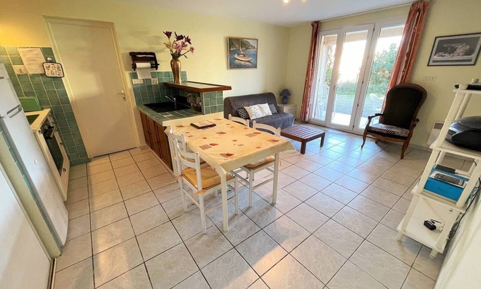 Saint-Mandrier-sur-Mer Apartment | Bottom of villa close to all amenities