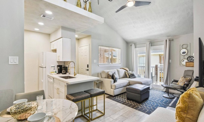Galveston Condo | Bougie Beach Bungalow | Resort Pool