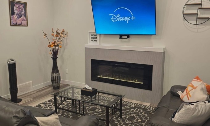 Edmonton House | Bougie styled Home | 10 minutes from WEM | Sleeps 8