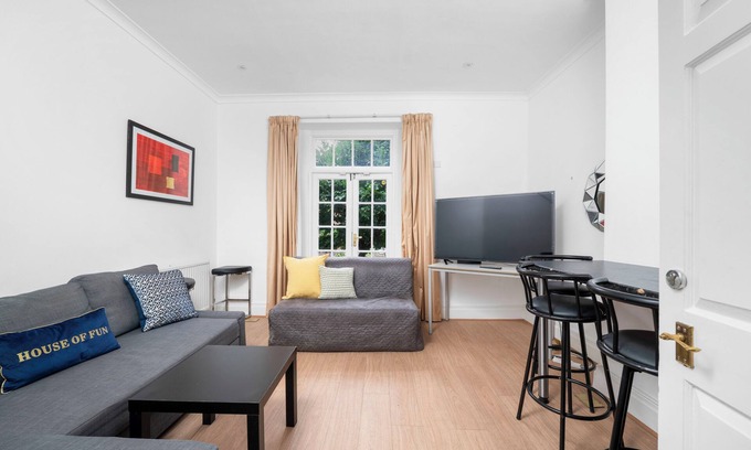 Canary Wharf Apartment | Boujee 2bed by ExCel Exhibition Centre with Free Parking
