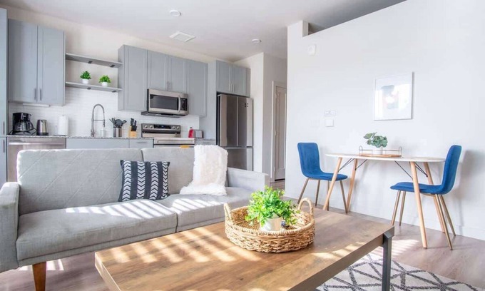 Dallas Apartment | Boulevard Stays Comfortable 1BR Suite w Pool, Parking, Gym 03