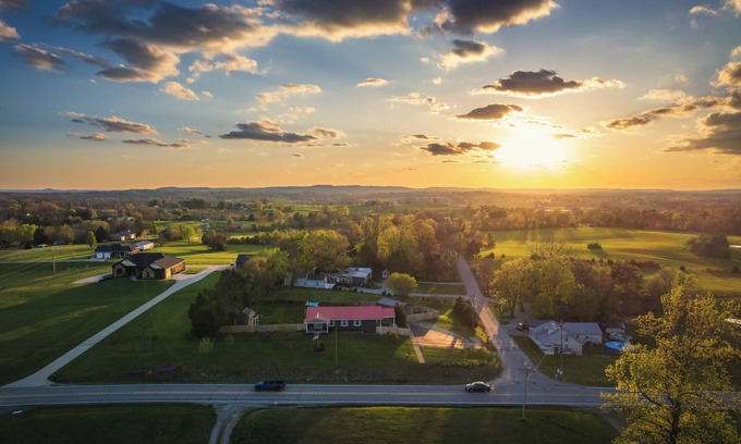 Nazareth House | Bourbon Blue - Toast Trailside with Family and Friends! 8 minutes from Downtown