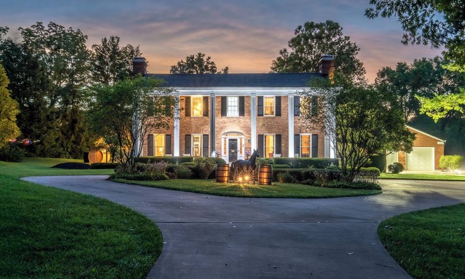 Frankfort House | BourbonTrail:Golf Sim,SpeakEZ,Sauna,HotTub,Slps 14