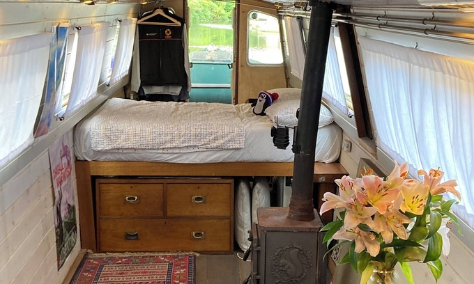 Somers Town Boat Rental | Boutique boat stay offering romantic accommodation in Central London.