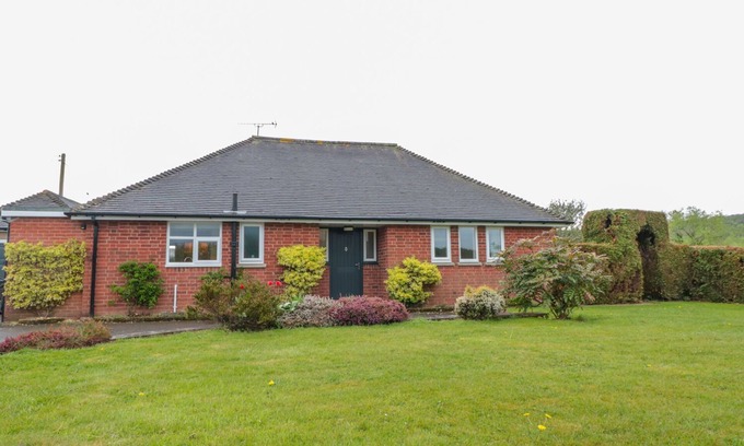 Westbrook Court Cottage | BOWER VIEW, pet friendly, character holiday cottage in Madley