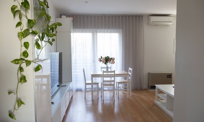 Box Hill House | Box Hill Getaway - 2 minutes walk from Box Hill Central