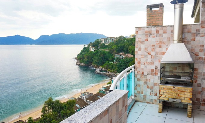 Conceicao de Jacarei Apartment | Duplex penthouse with sea view, 90m from the beach. King's Landing