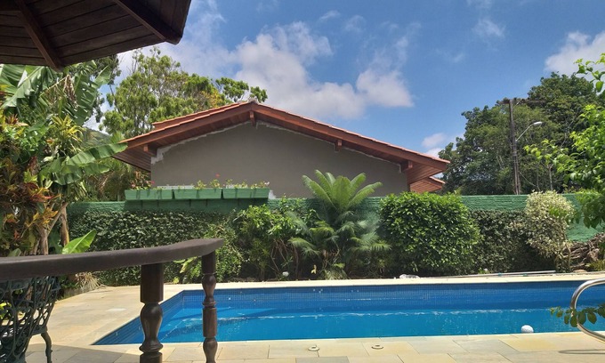 Porto da Lagoa House | Casa Grande e Confortável com Piscina, em Condomínio com Jardín e Churrasqueira