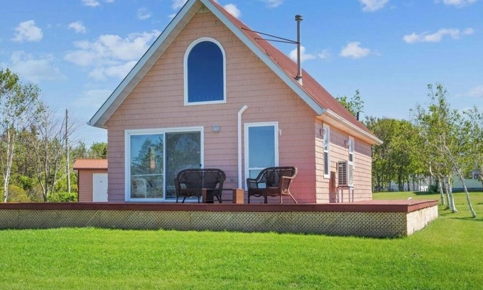 Brackley Beach Cottage | Brackley Rose- Charming Water Front Cottage In Brackley, Minutes To Beaches