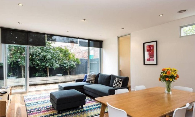 Richmond Bed & Breakfast | Bradman Modern Style a Walk to MCG, Swan St, CBD