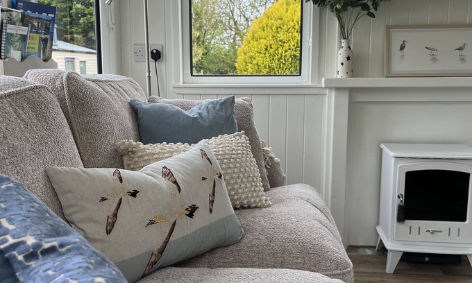 Hartland House | Brambly Hedge, shepherds hut style, sleeps 4, with garden, walk to pubs & shops.