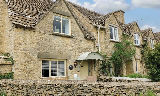 Chedworth House | BRAMLEY COTTAGE, pet friendly, with a garden in Cirencester