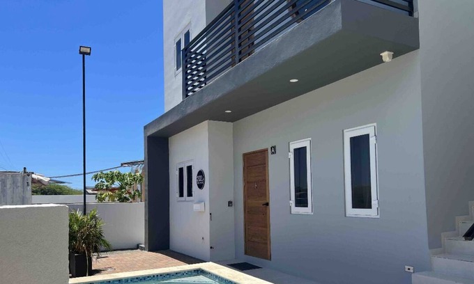 Tanki Leendert House | Brand New 2bd , plunge pool, outdoor seating, free parking