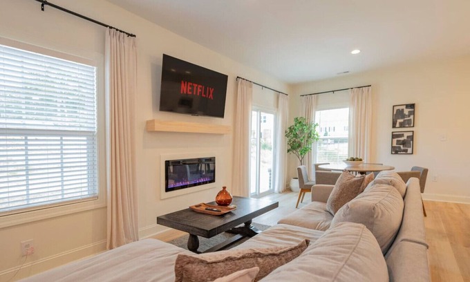 Lynchburg Apartment | Brand-New 3BR Townhome | KING BED | Great Location