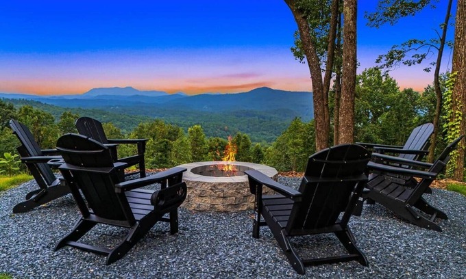 Tuxedo House | Brand New 5-Bedroom Modern Mountain Top Home