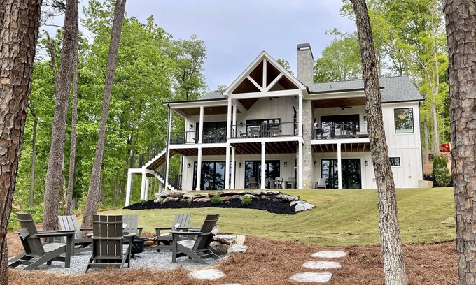West Union House | Brand New 6BR/6BA Luxury, 20min to Clemson. Wooded flat lot/firepit/pool table!