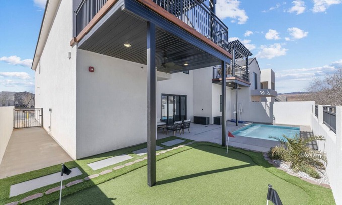 Hurricane House | BRAND NEW HOME! Large Pool, small putting green