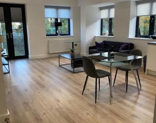 Barnt Green Apartment | Brand new luxury apartment with free parking and gym