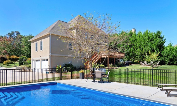 Asheville House | Brand New Pool and Hot Tub! Premium Wifi! Luxurious Home in Asheville. Bathrooms en-suite!