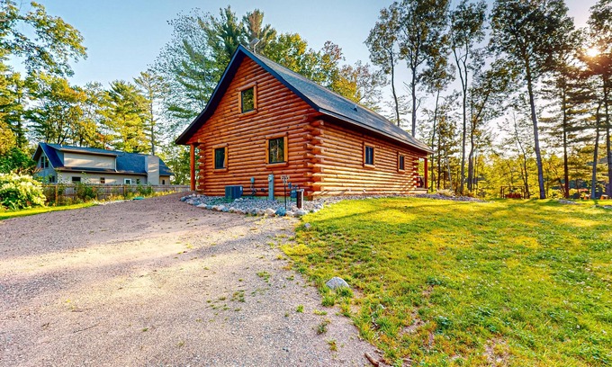 Tomahawk House | Brand-new riverfront cabin with a open layout, gas grill, and W/D - dog-friendly