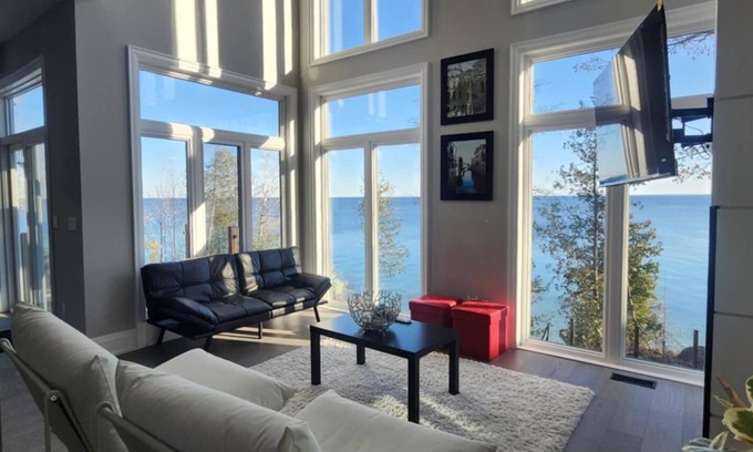 Oro-Medonte House | Brand new waterfront LUXE lake house for a beautiful week/end away!