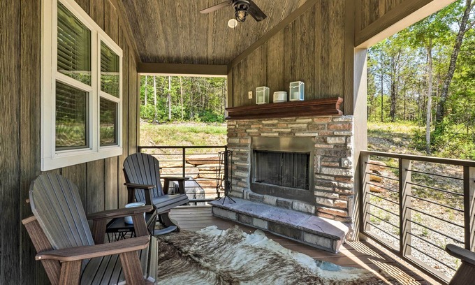 Branson Cabin | Branson Tiny Home on 52 Acres w/Private Pond!