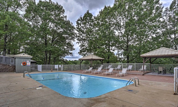 Notch Estates Condo | Branson West Condo w/ Seasonal Pool Access!